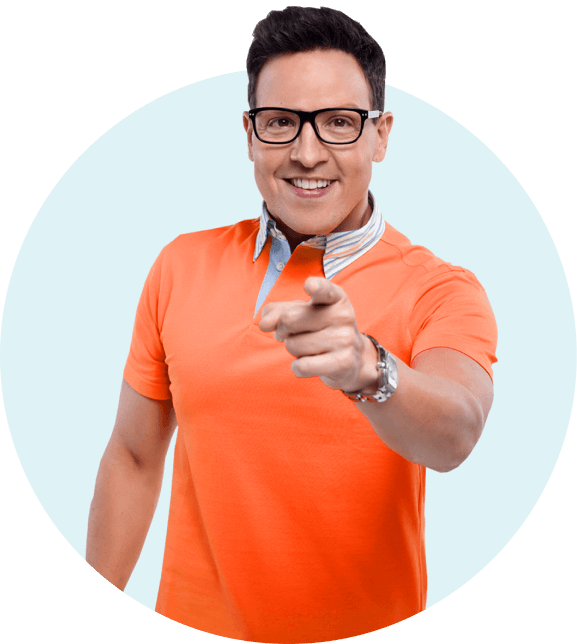 Ilustración de hombre trabajando en su computadora portátil en referencia al uso de Escala como plataforma CRM