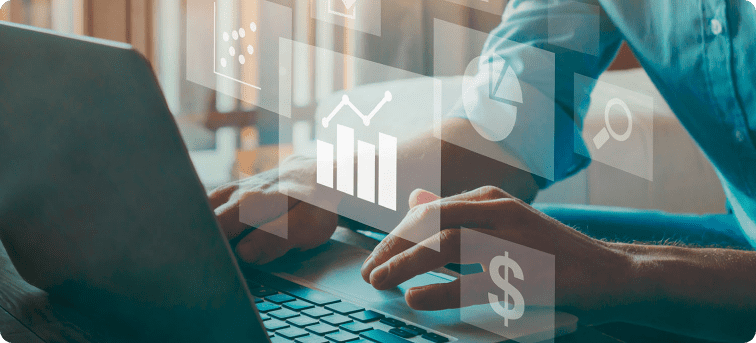 Manos de una persona escribiendo en su computador portátil con símbolos de marketing digital en referencia a las herramientas de automatización del marketing