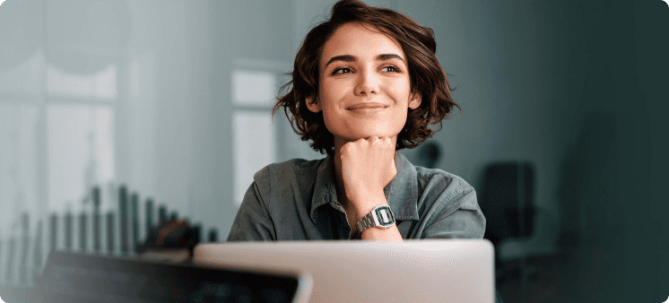 Mujer sonriendo complacida por lograr automatizar el marketing de su negocio en línea con Escala