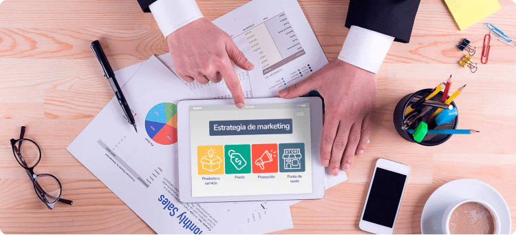 Ilustración de una tablet con las 4 Ps del marketing explicadas, producto, precio, promoción y punto de venta