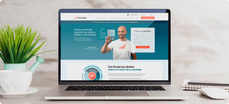 Pantalla de un computador portátil en la página de inicio de Escala, la plataforma de marketing y ventas todo en uno