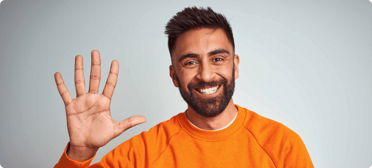 Hombre haciendo un número 5 con sus manos en referencia a los pasos necesarios para crear campañas de marketing de temporada
