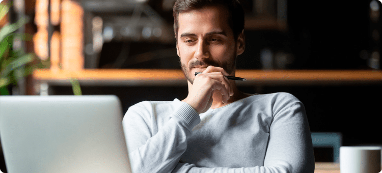 Hombre leyendo atentamente su computador portátil las estrategias de marketing para aumentar sus ventas