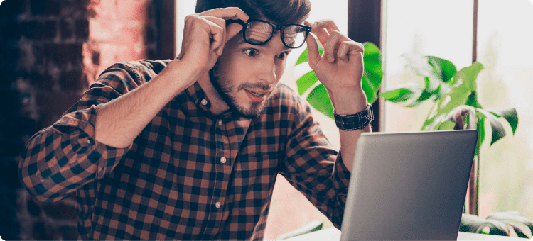 Hombre sorprendido frente a su computador en referencia a la importancia de las landing pages
