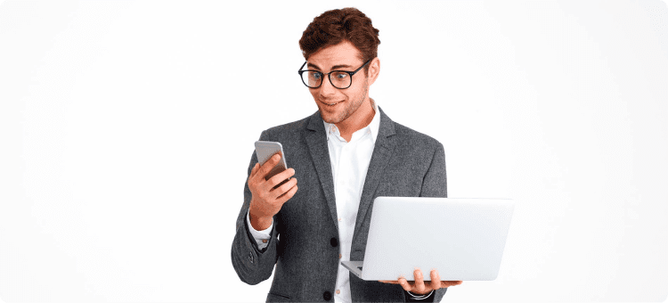 Hombre mirando su celular sorprendido en referencia a la importancia de conocer los KPIs de venta