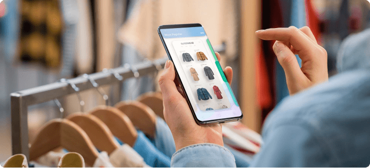 Ilustración de una persona comprando en una tienda en línea desde su móvil en referencia a consejos para vender productos, recomendaciones y ejemplos