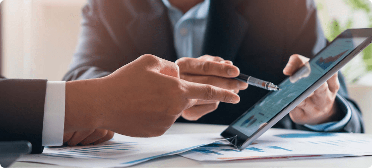Agentes de seguro haciendo análisis de datos en referencia a la inportancia del CRM en el sector seguros