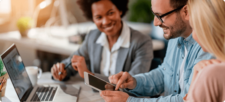 Equipo de trabajo sonriendo gracias a las ventajas del CRM para el sector seguros
