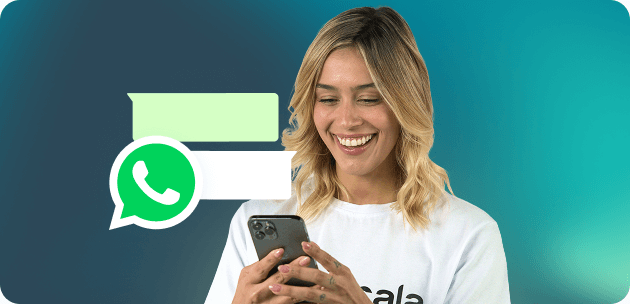 Mujer enviando mensajes por WhatsApp a clientes desde su celular como parte de una estrategia de ventas personalizada y automatizada