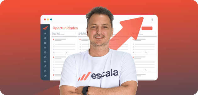 Ejecutivo gestionando oportunidades en un CRM con registro de ventas que impulsa el crecimiento del negocio